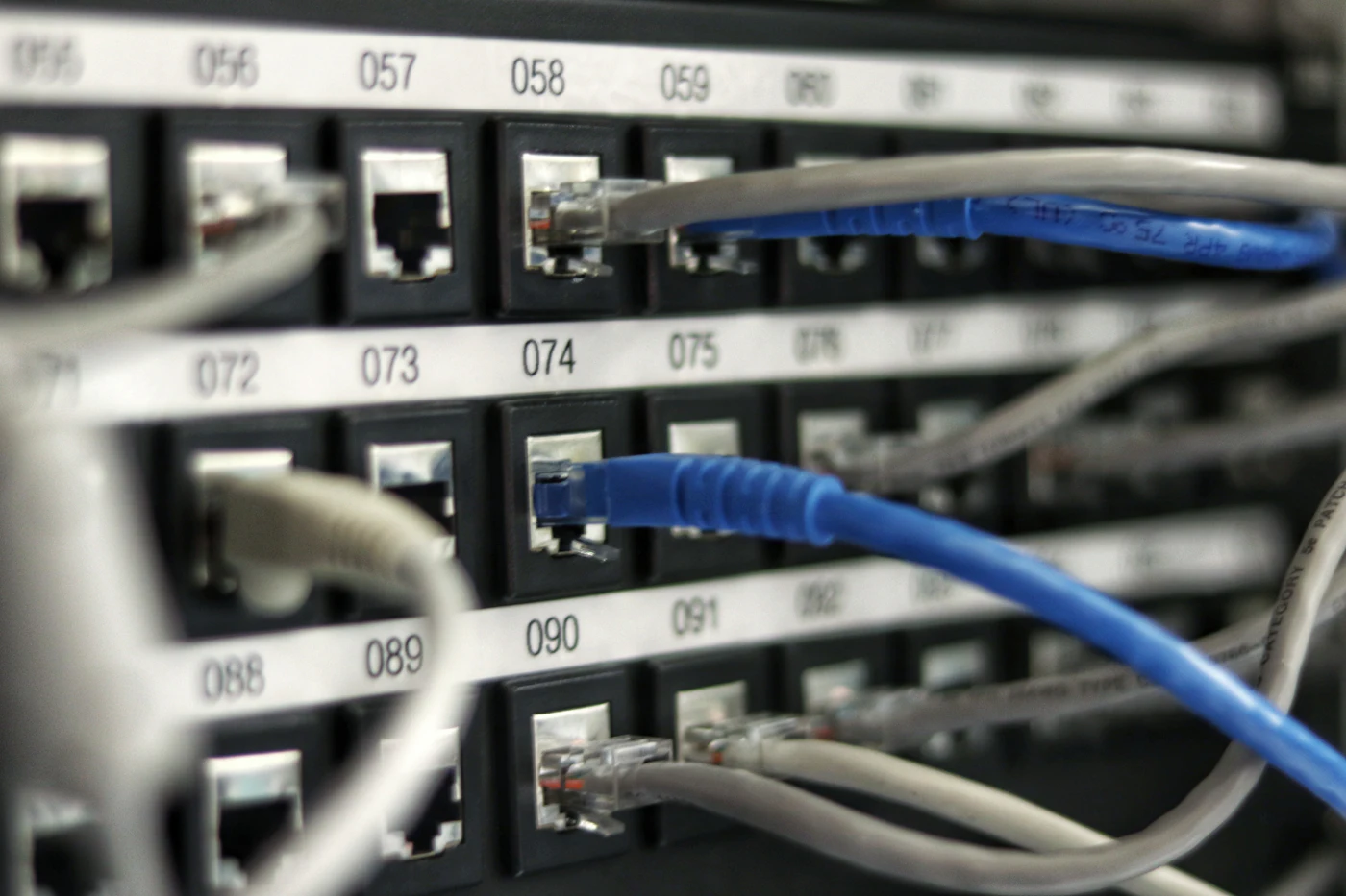 Panel de parcheo de red con cables organizados y puertos numerados
