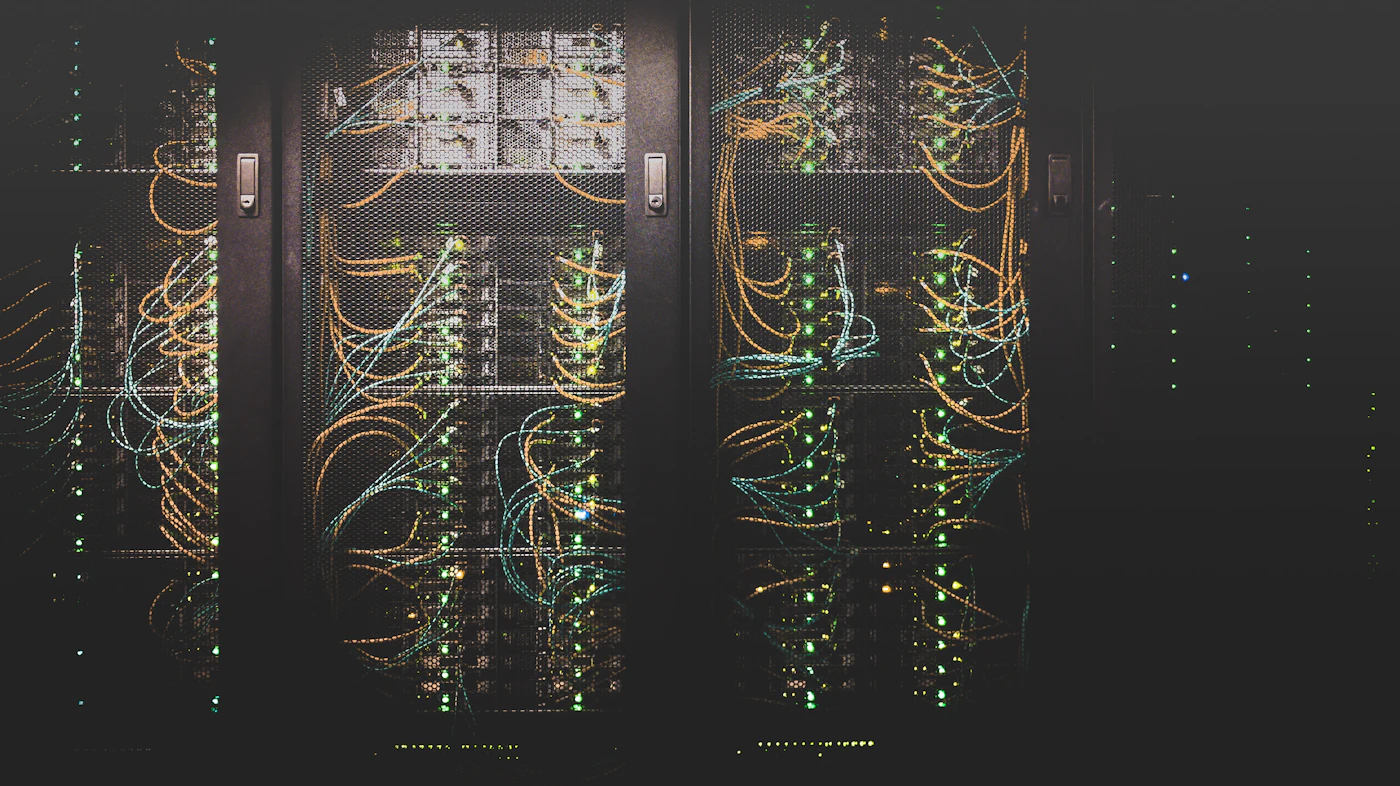 Racks de centro de datos con cableado de fibra óptica organizado