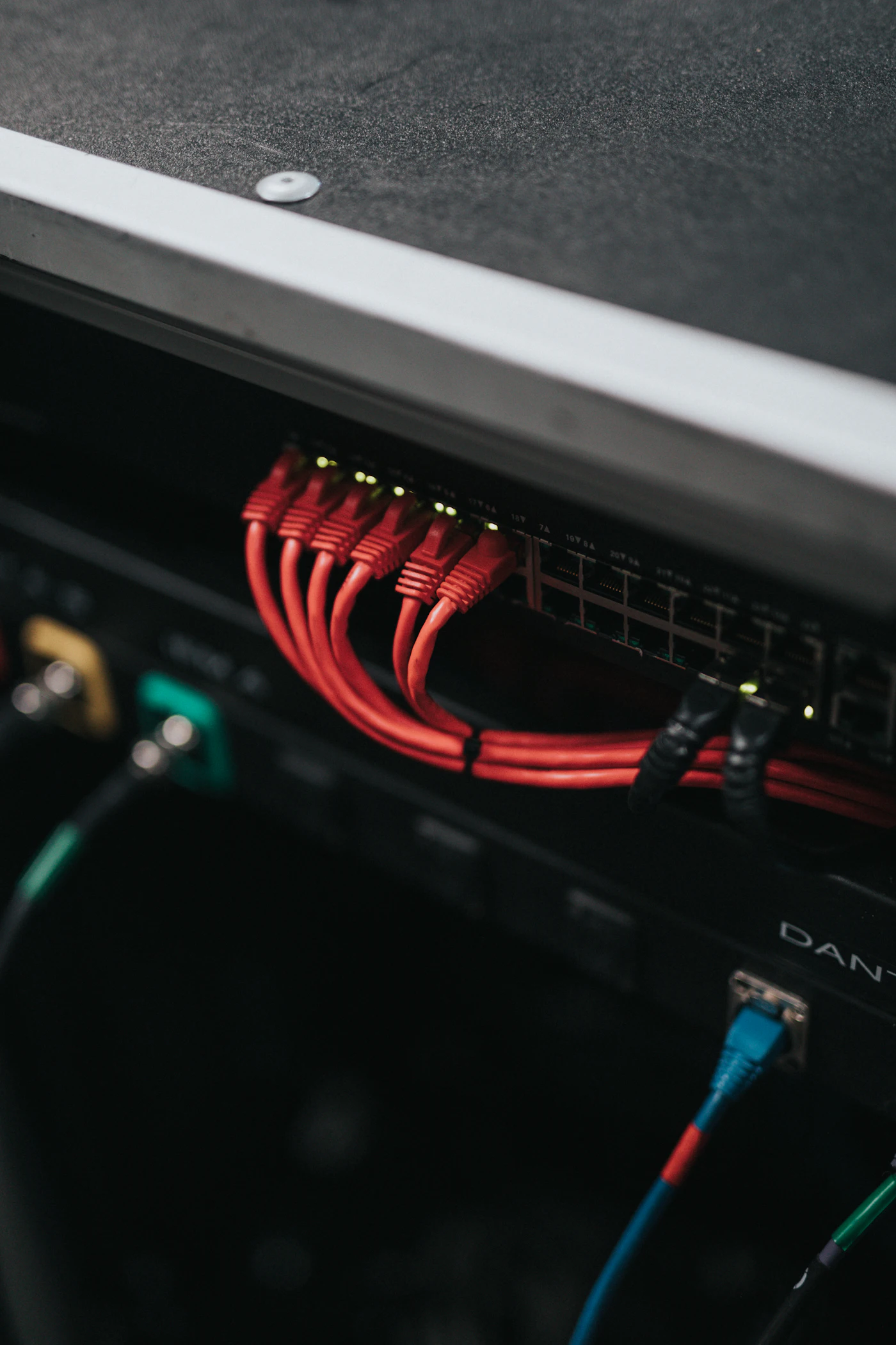 Switch de red empresarial con cables de conexión rojos